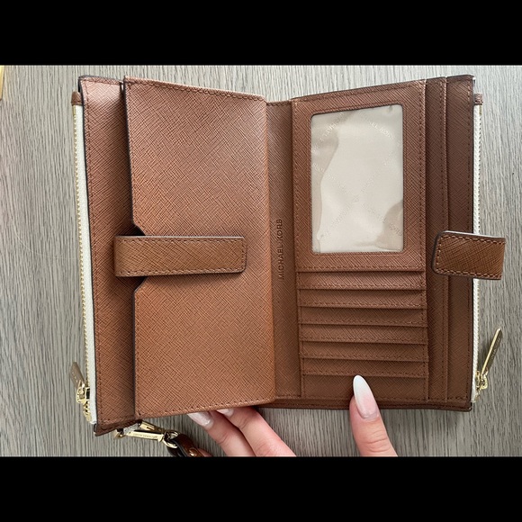 Micheal Kors Wallet in Vanilla. Brand new 10/10 condition. - Picture 2 of 4
